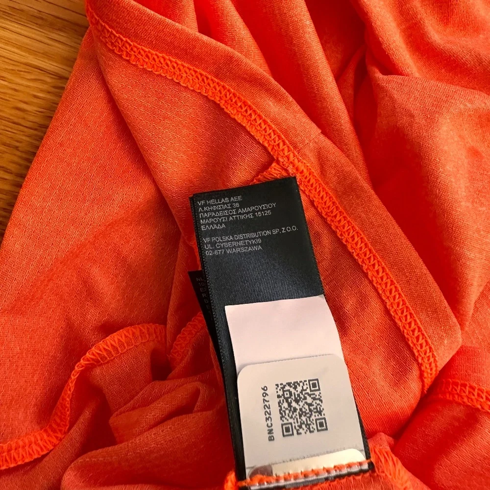 The North Face NWOT Women's Performance Tee (M) - Picture 9 of 10